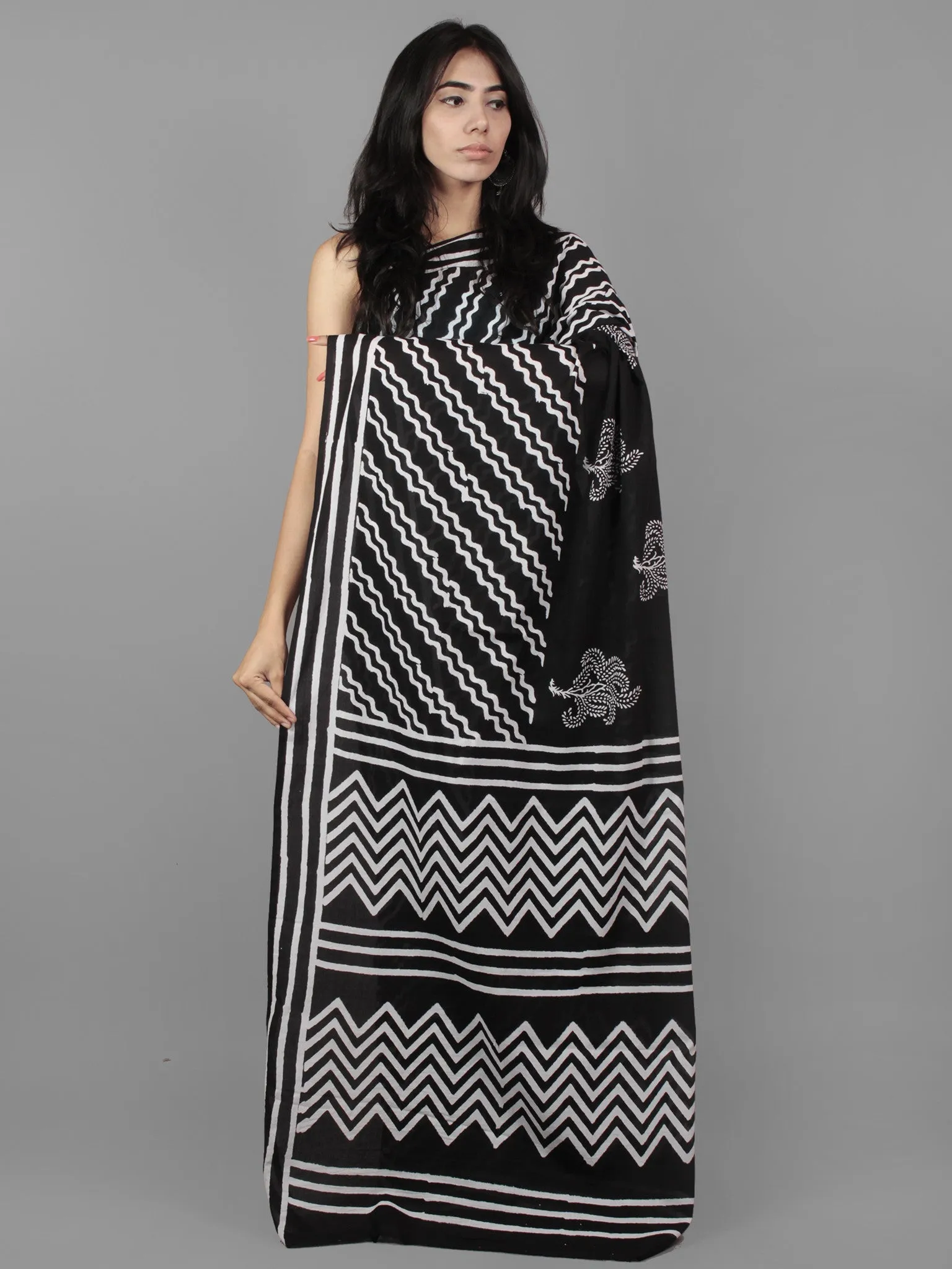 Black White Hand Block Printed in Cotton Mul Saree - S031701951