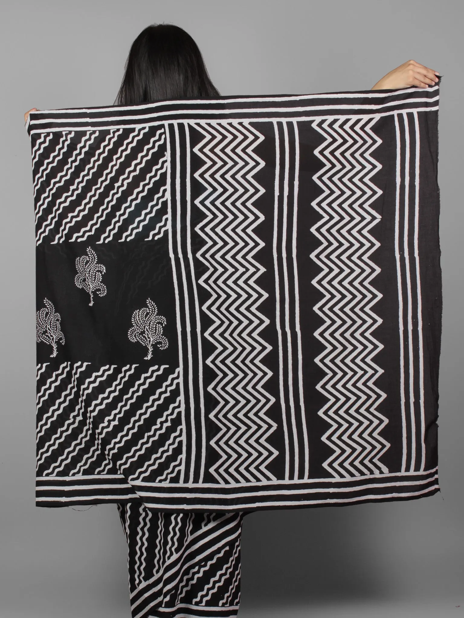 Black White Hand Block Printed in Cotton Mul Saree - S031701951