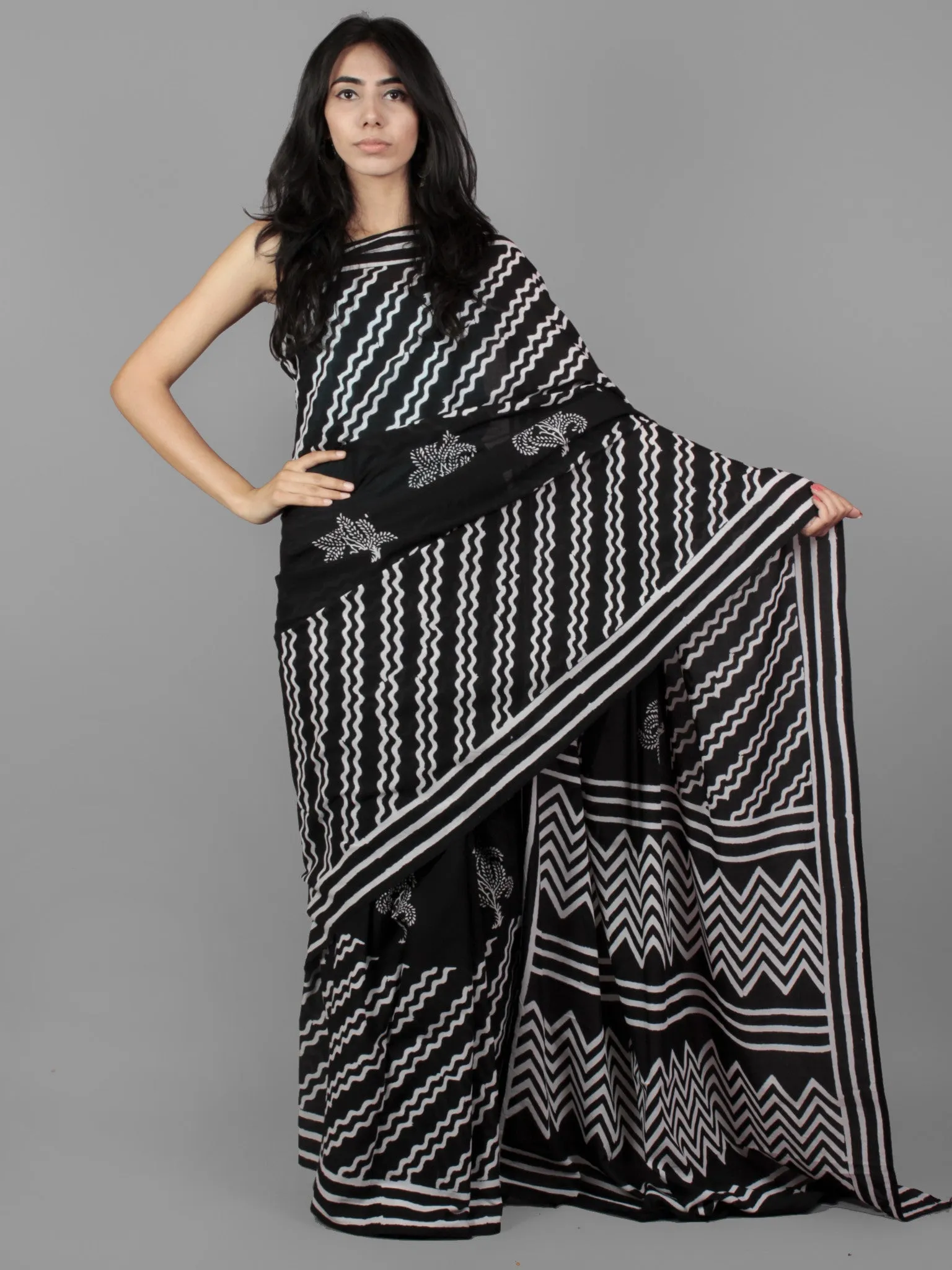 Black White Hand Block Printed in Cotton Mul Saree - S031701951